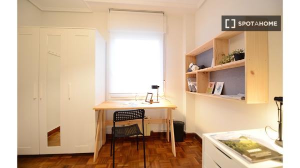 Alugo quarto em apartamento de 4 quartos em Ametzola, Bilbao