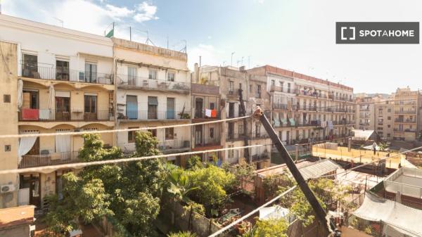 Fantástico piso totalmente amueblado a un paso de la Estación de Liceu