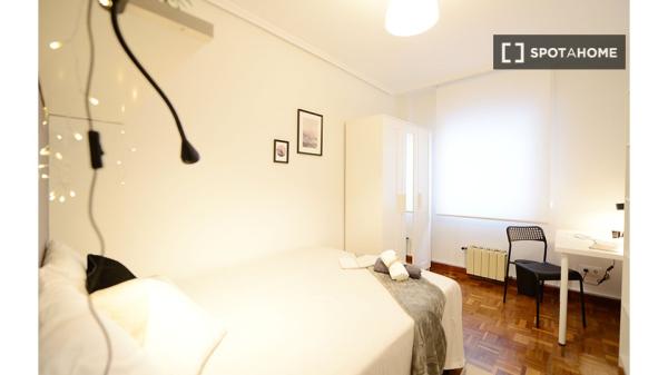 Stanza in affitto in appartamento con 4 camere da letto ad Ametzola, Bilbao