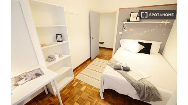 Stanza in affitto in appartamento con 4 camere da letto ad Ametzola, Bilbao