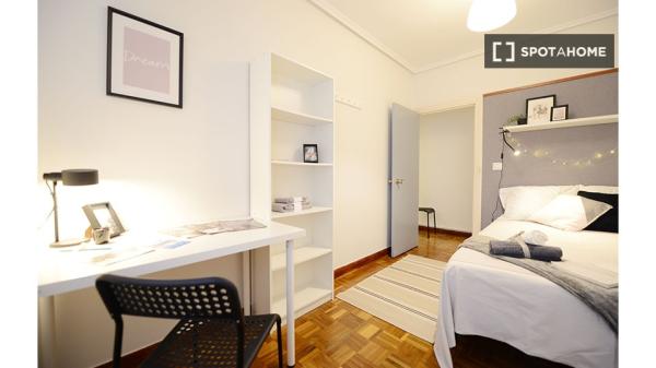 Alugo quarto em apartamento de 4 quartos em Ametzola, Bilbao