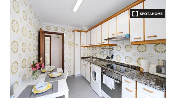 Se alquila habitación en piso de 4 dormitorios en Santutxu, Bilbao