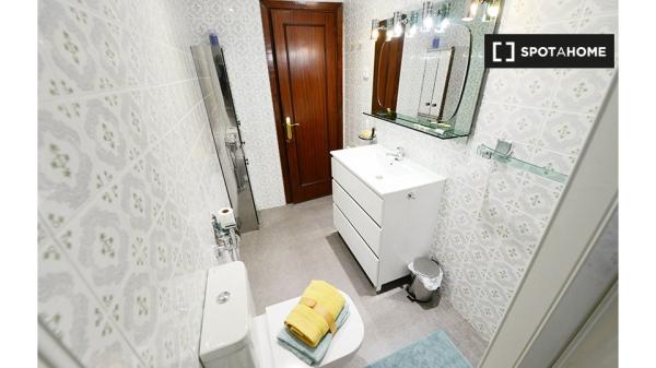 Aluga-se quarto em apartamento de 4 quartos em Santutxu, Bilbao