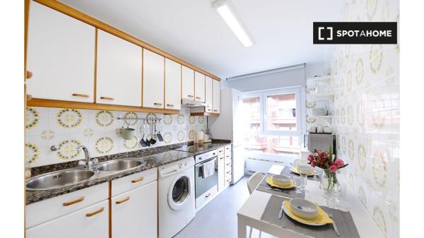 Chambre à louer dans un appartement de 4 chambres à Santutxu, Bilbao