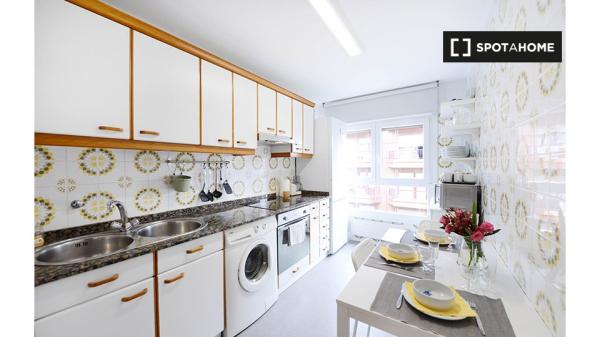 Chambre à louer dans un appartement de 4 chambres à Santutxu, Bilbao