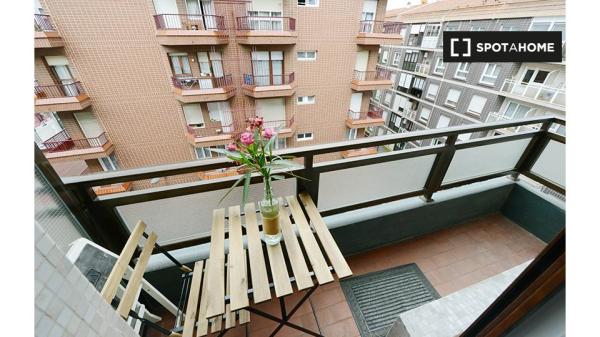 Se alquila habitación en piso de 4 dormitorios en Santutxu, Bilbao