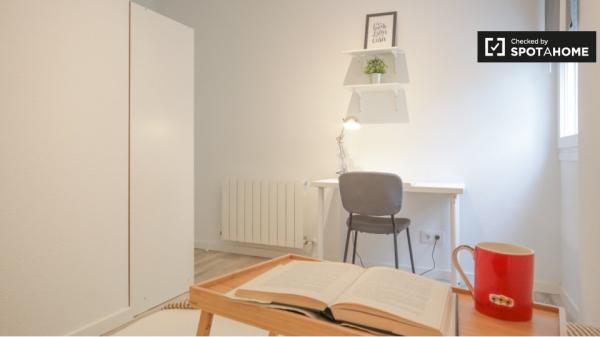 Chambre à louer dans un appartement de 6 chambres à Aluche, Madrid