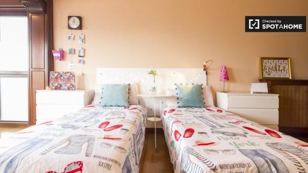 Amplia habitación en un apartamento de 3 dormitorios en Casco Viejo, Bilbao