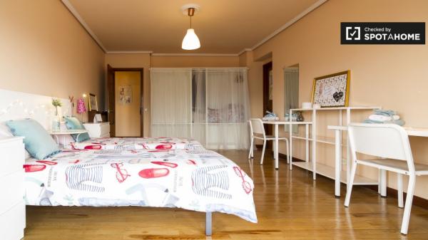 Ampia camera in appartamento con 3 camere da letto a Casco Viejo, Bilbao