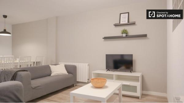 Chambre à louer dans un appartement de 6 chambres à Aluche, Madrid