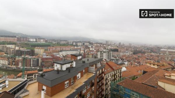 Ampia camera in appartamento con 3 camere da letto a Casco Viejo, Bilbao