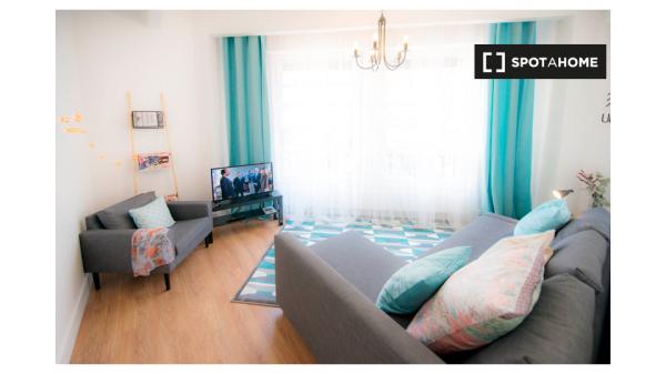 Komfortowy pokój w apartamencie z 5 sypialniami w Indautxu, Bilbao