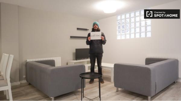 Chambre à louer dans un appartement de 6 chambres à Aluche, Madrid