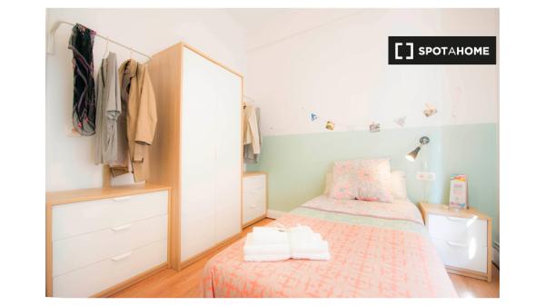 Komfortowy pokój w apartamencie z 5 sypialniami w Indautxu, Bilbao