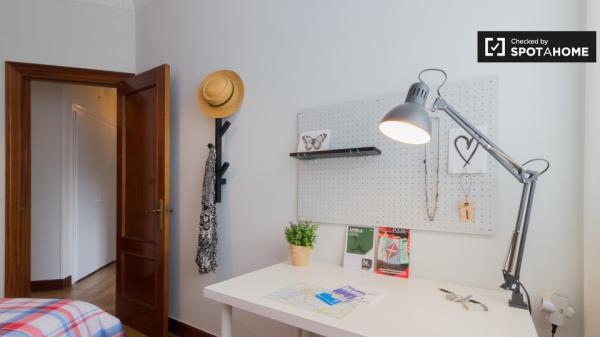 Chambre ensoleillée dans un appartement de 3 chambres à Rekalde, Bilbao