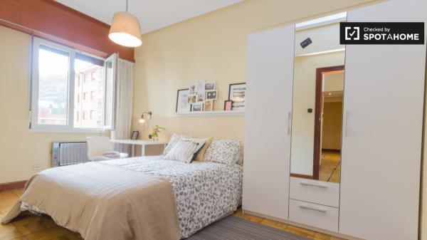 Habitación soleada en un apartamento de 3 dormitorios en Rekalde, Bilbao