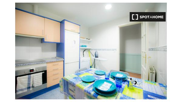 Komfortowy pokój w apartamencie z 5 sypialniami w Indautxu, Bilbao