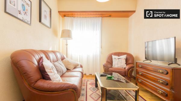 Habitación soleada en un apartamento de 3 dormitorios en Rekalde, Bilbao