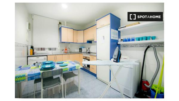 Komfortowy pokój w apartamencie z 5 sypialniami w Indautxu, Bilbao