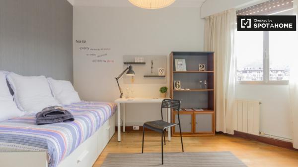 Chambre ensoleillée dans un appartement de 3 chambres à Rekalde, Bilbao