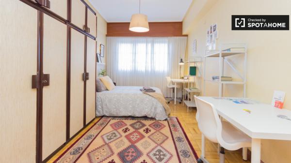 Habitación soleada en un apartamento de 3 dormitorios en Rekalde, Bilbao