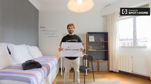 Chambre ensoleillée dans un appartement de 3 chambres à Rekalde, Bilbao