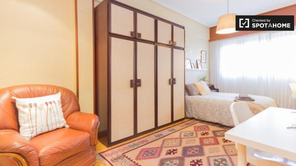 Habitación soleada en un apartamento de 3 dormitorios en Rekalde, Bilbao