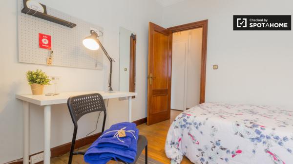 Camera soleggiata in appartamento con 3 camere da letto a Rekalde, Bilbao