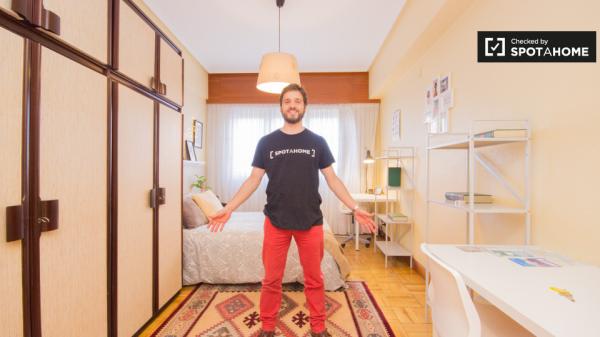 Habitación soleada en un apartamento de 3 dormitorios en Rekalde, Bilbao