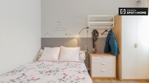 Chambre ensoleillée dans un appartement de 3 chambres à Rekalde, Bilbao