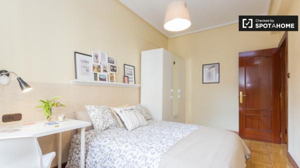 Habitación soleada en un apartamento de 3 dormitorios en Rekalde, Bilbao