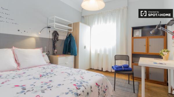 Chambre ensoleillée dans un appartement de 3 chambres à Rekalde, Bilbao