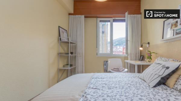 Camera soleggiata in appartamento con 3 camere da letto a Rekalde, Bilbao