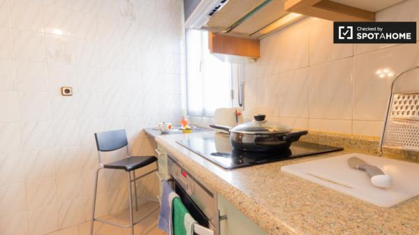 Habitación soleada en un apartamento de 3 dormitorios en Rekalde, Bilbao