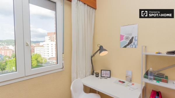 Habitación soleada en un apartamento de 3 dormitorios en Rekalde, Bilbao