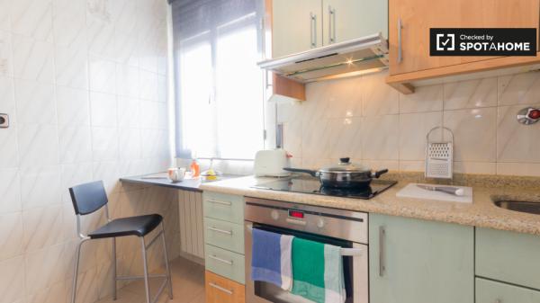 Habitación soleada en un apartamento de 3 dormitorios en Rekalde, Bilbao