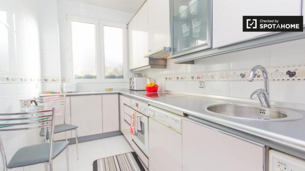 Habitación soleada en un apartamento de 3 dormitorios en Rekalde, Bilbao