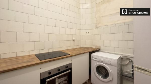 Se alquila habitación en piso de 6 habitaciones en Barcelona