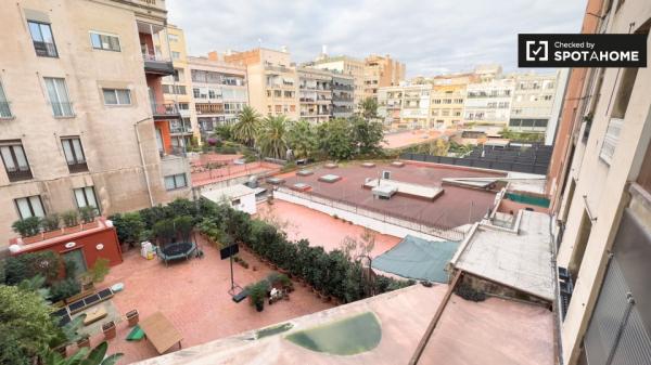 Se alquila habitación en piso de 6 habitaciones en Barcelona