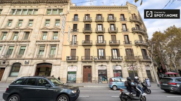 Se alquila habitación en piso de 6 habitaciones en Barcelona