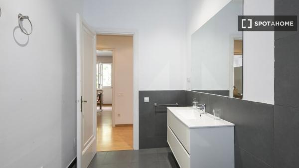 Habitación en piso compartido en barcelona.