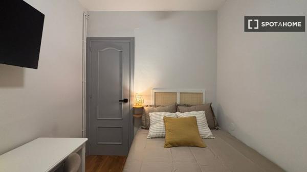 Mehrbettzimmer in 5-Zimmer-Wohnung