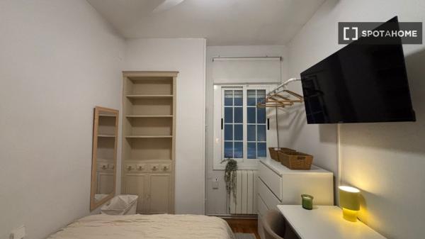 Mehrbettzimmer in 5-Zimmer-Wohnung