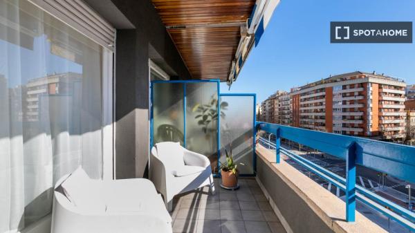 Luminoso, espacioso y con dos balcones con vistas a la ciudad.