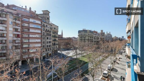 Luminoso, espacioso y con dos balcones con vistas a la ciudad.