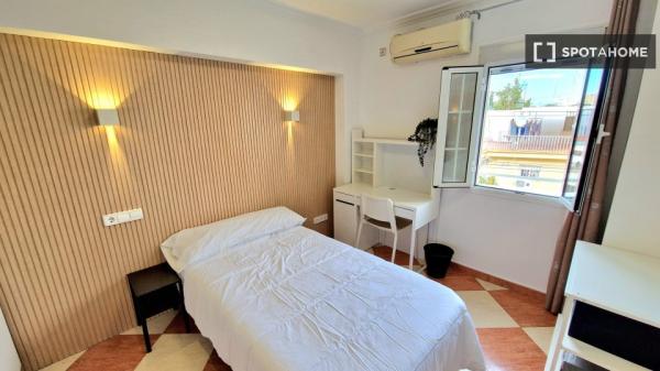 Room in shared apartment in Sevilla