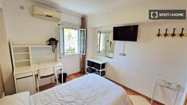 Room in shared apartment in Sevilla