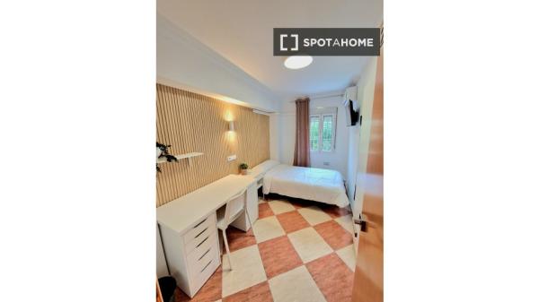 Room in shared apartment in Sevilla