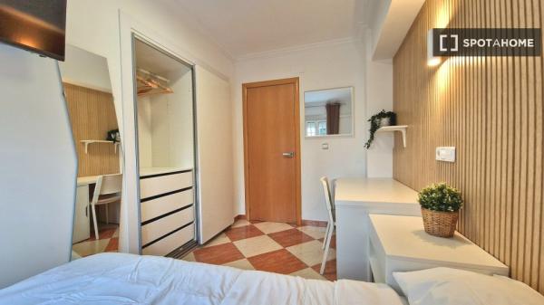 Room in shared apartment in Sevilla