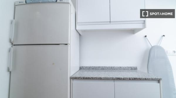 Aluga-se quarto num apartamento de 4 quartos em Valência